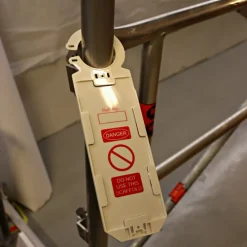 Hållare för grönskylt med öppning